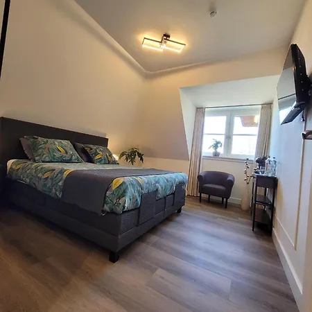 别墅 In Near War Museum *